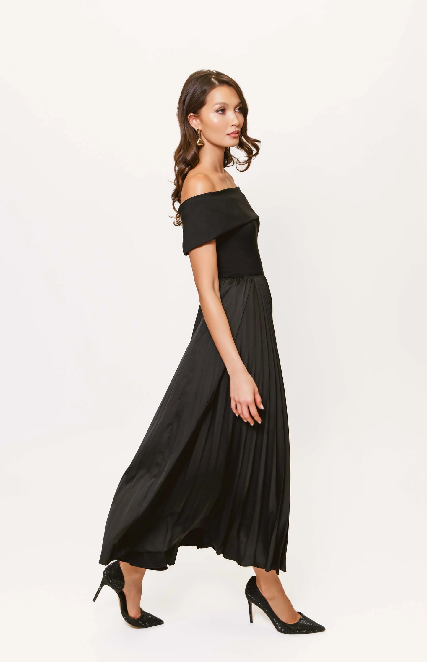 Off Shoulder Pleated Midi Dress